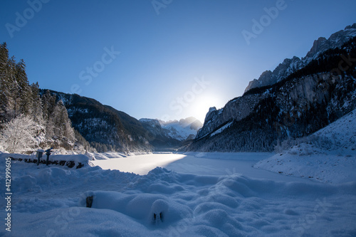 Sonnenaufgang am tief verschneiten vorderen Gosausee in Oberösterreich, Österreich, Europa- Blick auf den Dachsteingletscher