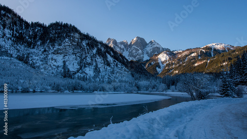 Morgens an der gosaulacke in Oberösterreich im Winter mit Blick auf den Gosaukamm, Österreich, Europa