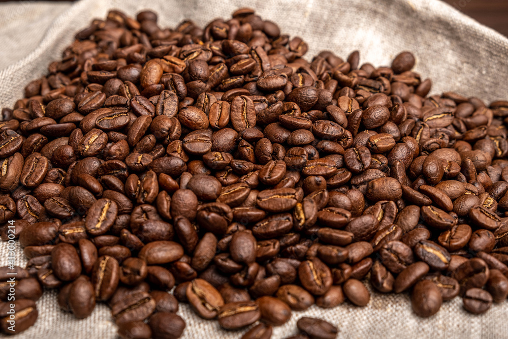 Obraz premium Espresso coffee on a dark wooden background. Coffee preparation, close-up, beans.