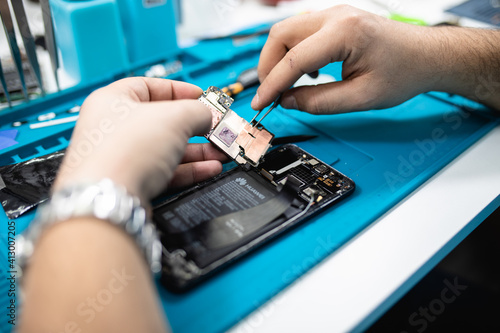 Canvastavla Professional smart phone repair shop or service