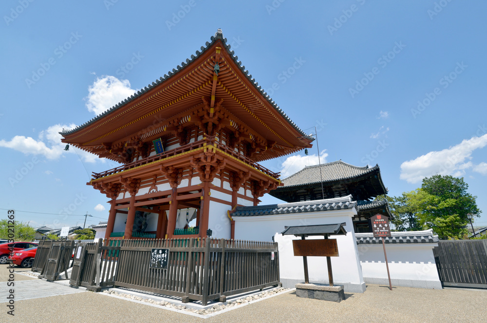 Fototapeta premium 喜光寺 南大門と本堂 奈良市