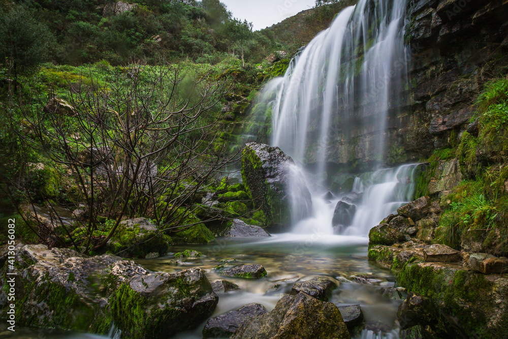 Obraz premium Beautiful waterfall in the mountains of Serra de Aire, Portugal. Long exposure of the waterfall of Fornea in Porto de Mos, Portugal. 