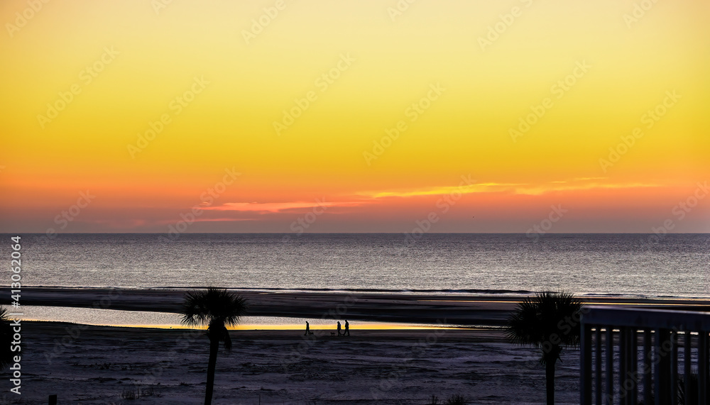 Fototapeta premium Early Morning Beach Walkers