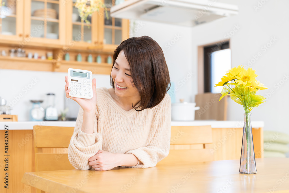 電卓を持つ笑顔の女性