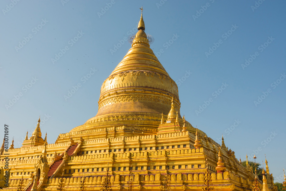 Fototapeta premium Myanmar. Bagan. Nyaung U. Shwezigon Pagoda.