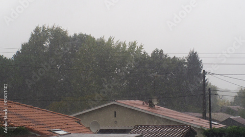 Pluie forte s'abattant sur les toitures des maisons d'un village, dans le Sud-Ouest de la France