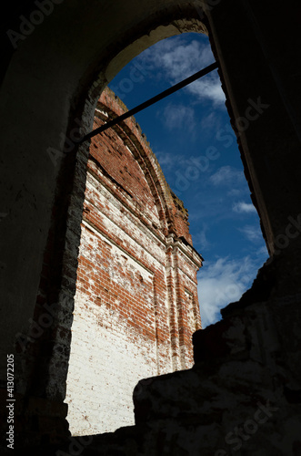Obraz na płótnie Strict brick walls of the building. Vintage red brick of ruined building w salonie
