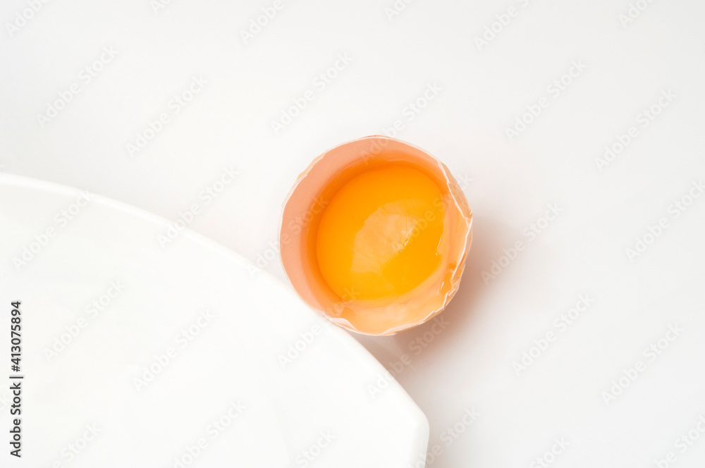 Huevo con cáscara sobre fondo blanco en estudio