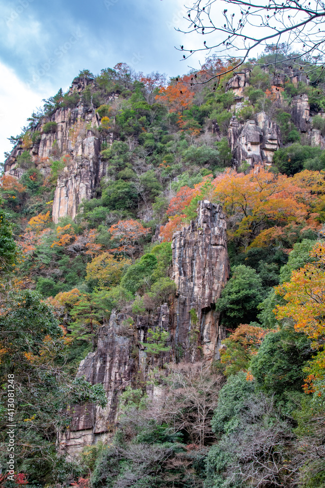Obraz premium 豪渓の花崗岩で出来た険しい断崖絶壁と紅葉 岡山県総社市 The magnificent view of steep granite rocks and autumn foliages at Gokei valley in Soja city, Okayama pref. Japan