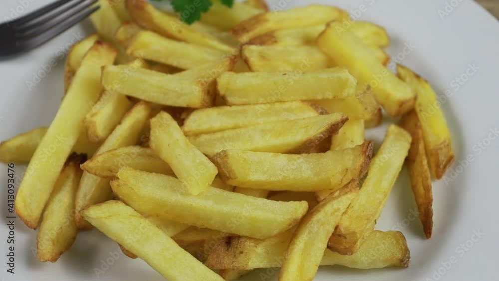 assiette de frites fraiches sur une table assiette de frites fraiches sur une table