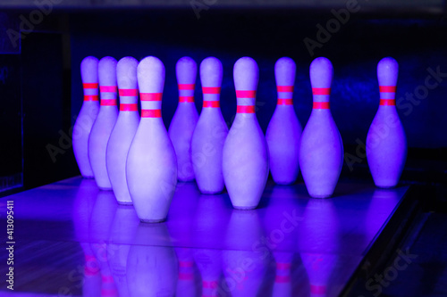 Pinos de boliche con luz morada