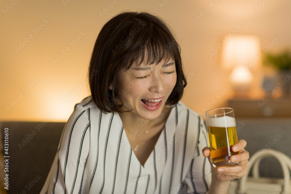 若い女性　ビール