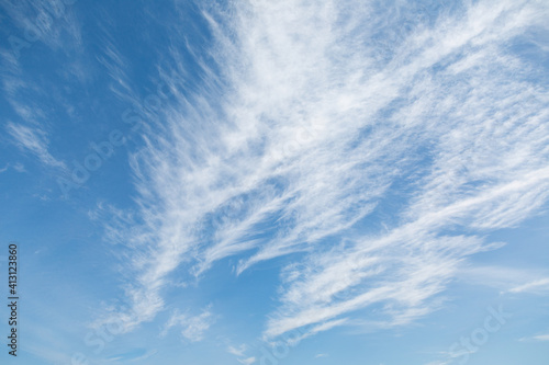 青空と筋状の雲