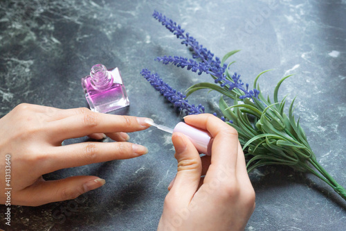 ネイルをする女性の手