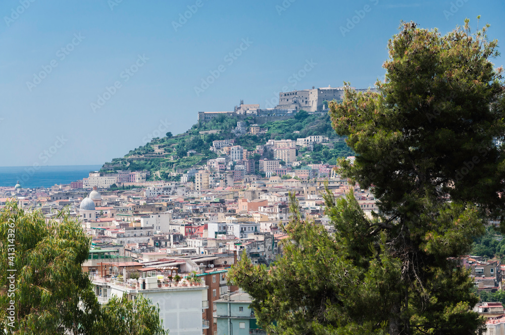 Blick von einem höher gelegenen Punkt auf die Stadt Neapel an einem schönen Sommertag