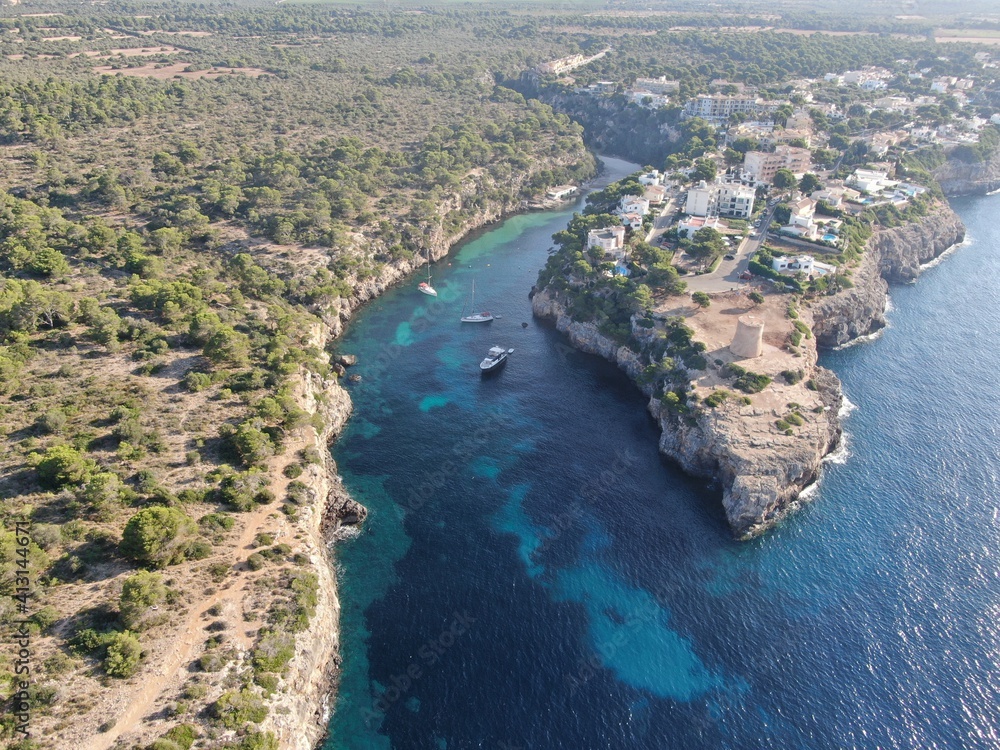 Vista aérea de la playa de Mallorca con el mar de color turquesa y aguas cristalina. Concepto de vacaciones verano y relax	