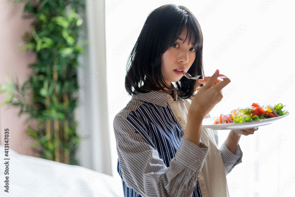 朝食を食べる女性