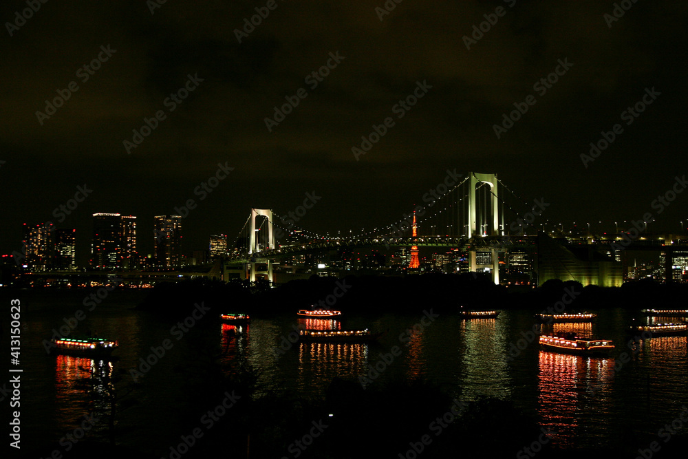 きらめく東京夜景 レインボーブリッジと屋形船と東京タワー