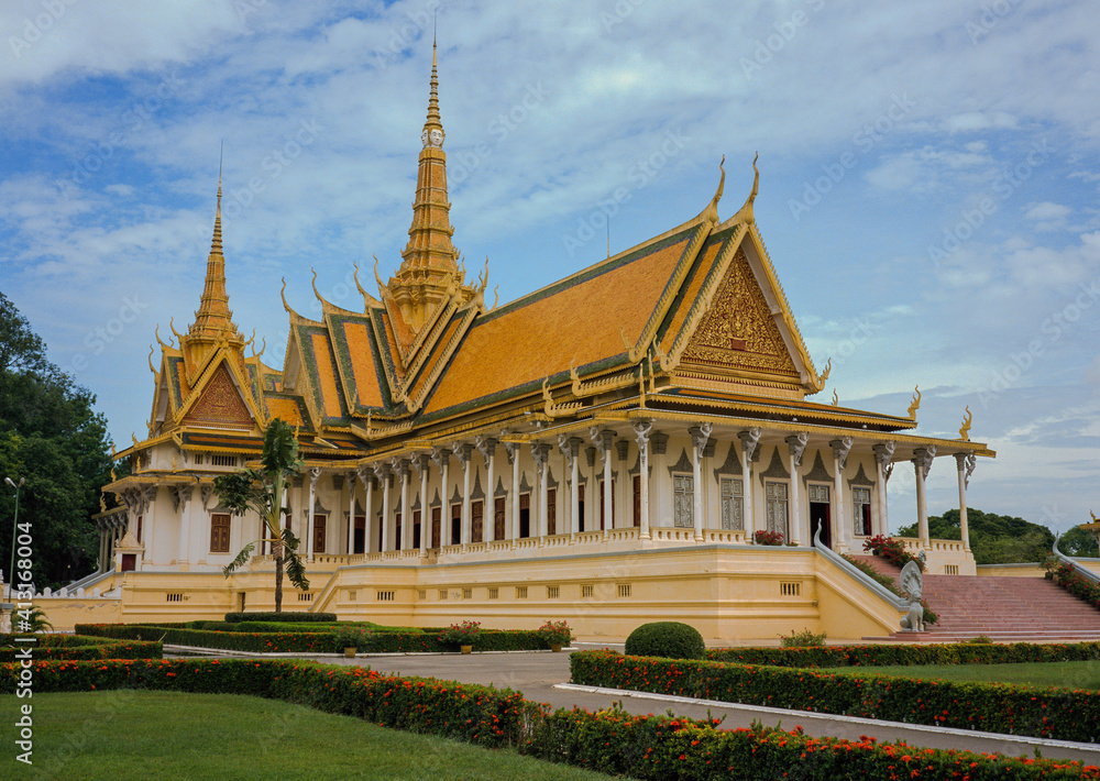 Naklejka premium Cambodia Royal Place with blue Sky