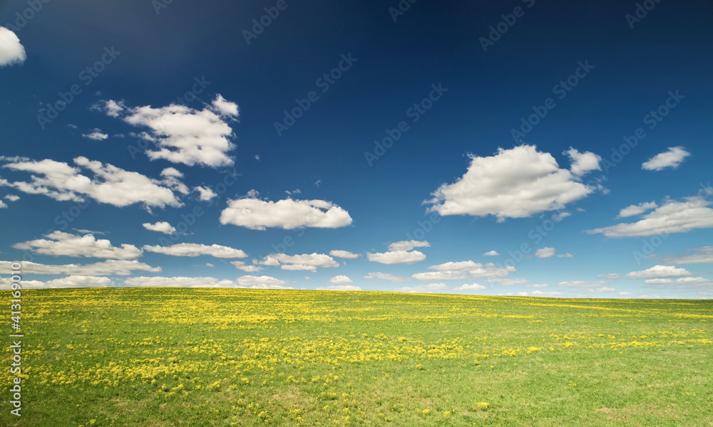 Obraz premium Green and yellow hill