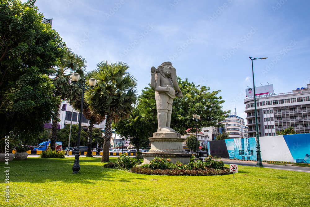 Fototapeta premium Elephant buddha statue garden in phnom penh