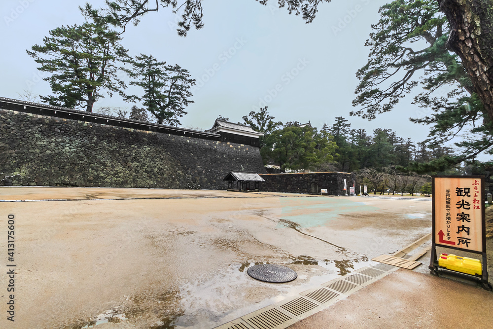 冬の松江城の大手門跡の風景