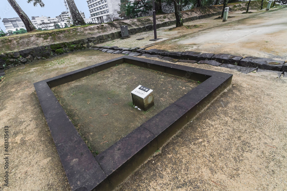 冬の松江城の井戸跡の風景