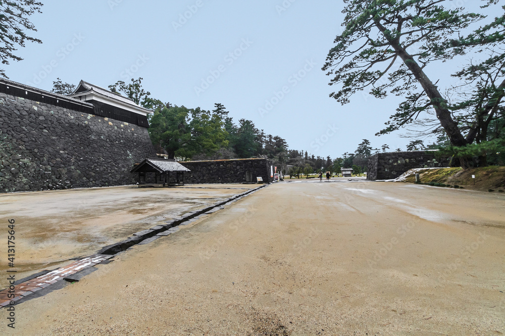 冬の松江城の大手門跡の風景