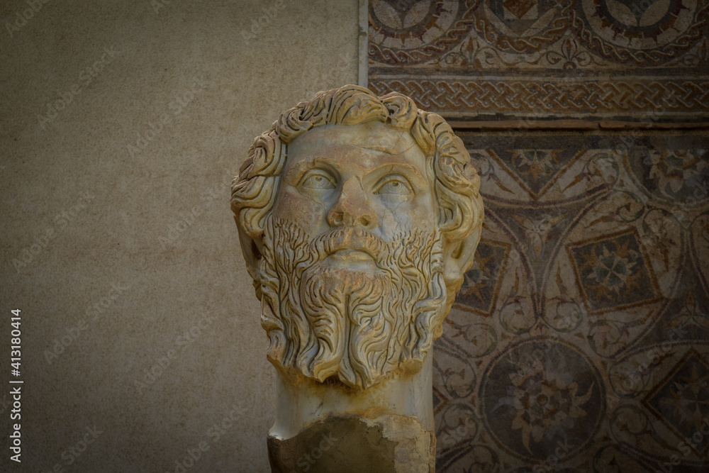 Φωτογραφία Close-up Roman man head sculpture in the museum in Djemila city, Setif, Algeria