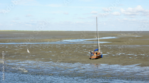 Trocken gefallenes Segelboot im Wattenmeer