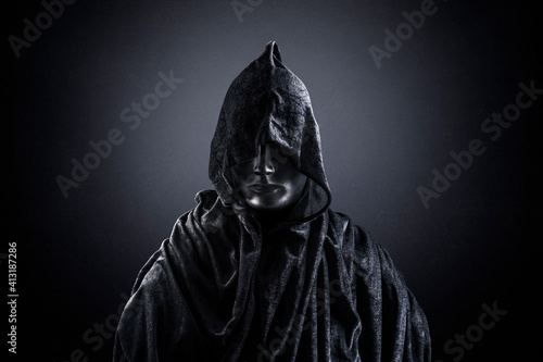 Obraz na plátne Scary figure with hooded cape in the dark