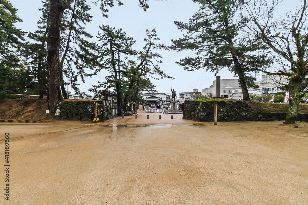 冬の松江城の大手木戸門跡の風景