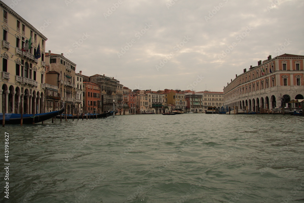Canales de Venecia con sus góndolas, Italia