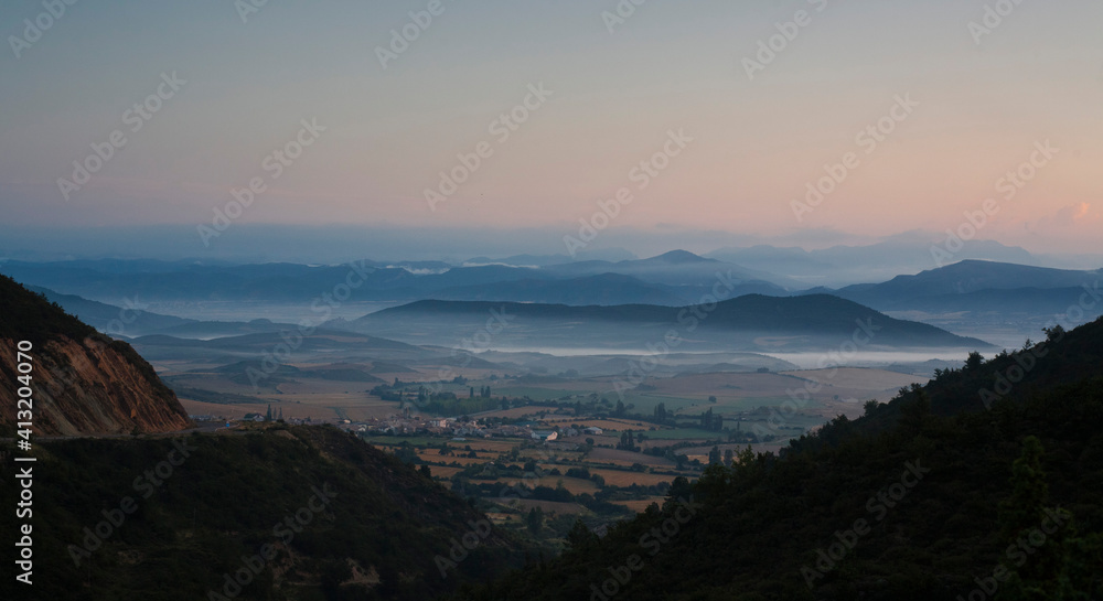 Fototapeta premium paisaje rural para avanzar y perderse