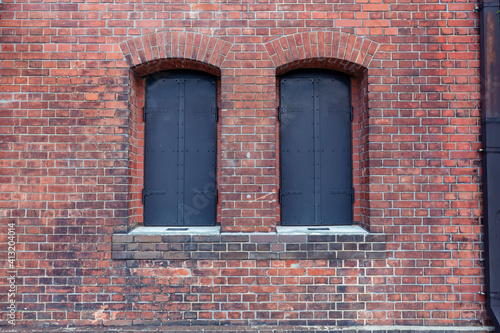 古びた赤レンガの壁と閉じた窓