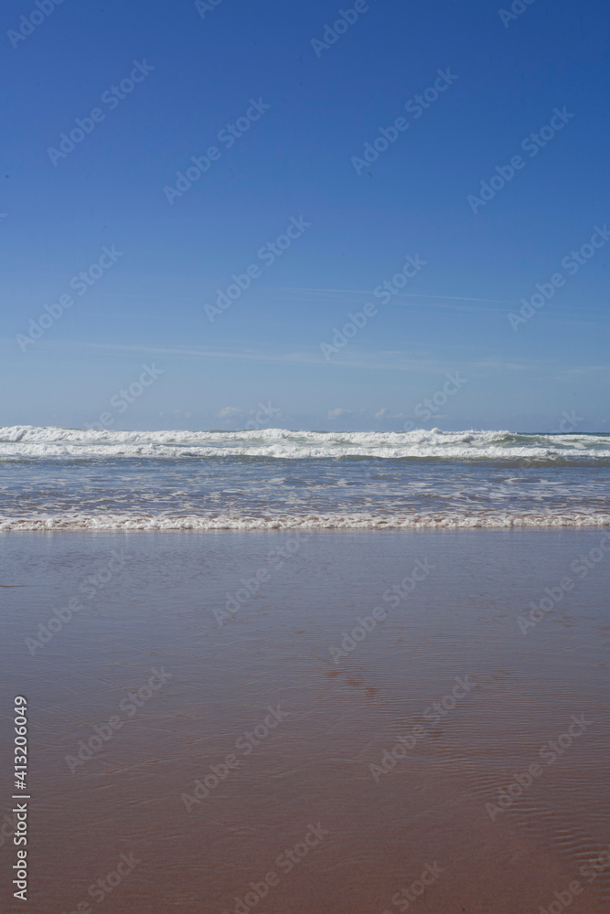 playa rosa con olas - imagen limpia para poner texto 