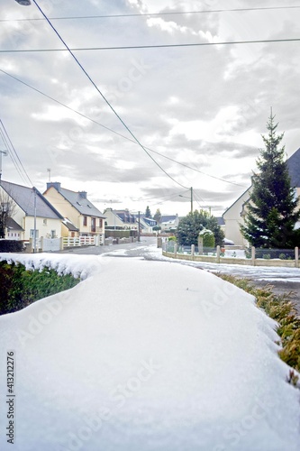 Fototapeta Naklejka Na Ścianę i Meble -  Une rue enneigée en hiver, France