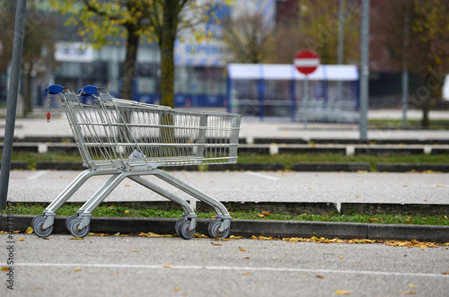 Lockdown in Österreich, geschlossenes Einkaufszentrum (Europa) - Lockdown in Austria, closed shopping center (Europe) photo