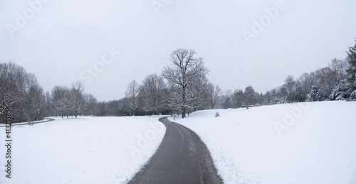 Grüttpark Lörrach im Winter. (Südschwarzwald. Baden-Württembergische landesgarten). Naherholungsgebiet, Spazier- und Fahrradwege im Schnee bedeckt © Marc
