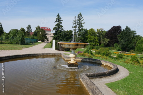 Schlossgarten in Neustrelitz mit Schalenbrunnen am Rondell