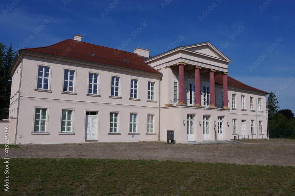 Klassizistisches Kavaliershaus in Neustrelitz in Mecklenburg-Vorpommern in der Mecklenburgischen Seenplatte