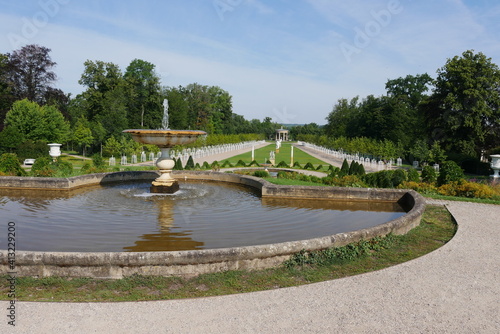 Schlossgarten in Neustrelitz mit Schalenbrunnen am Rondell
