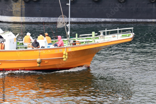 横浜港を出港する釣り船