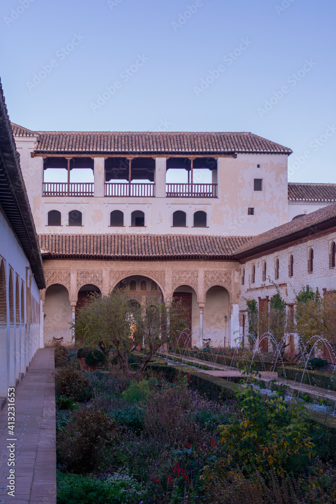 Obraz premium Beautiful gardens and architecture of the alhambra
