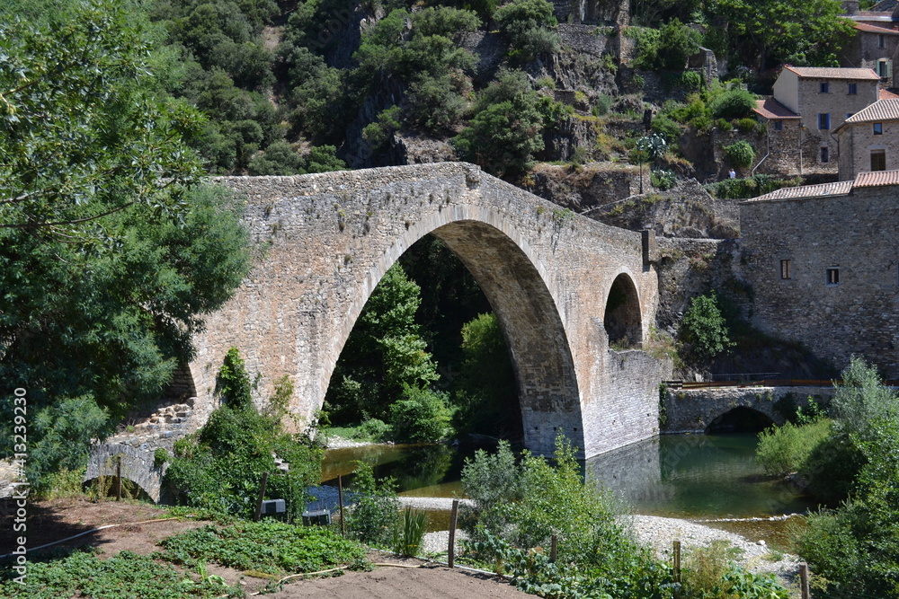 Village médiéval d'Olargue dans l'Hérault, France