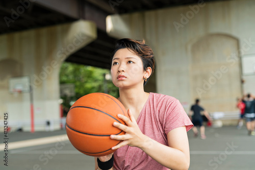 バスケットボールをする女性 © One