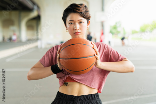 バスケットボールを持った女性