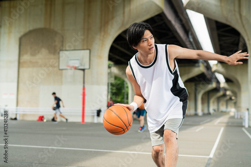 バスケットボールをする男性 photo