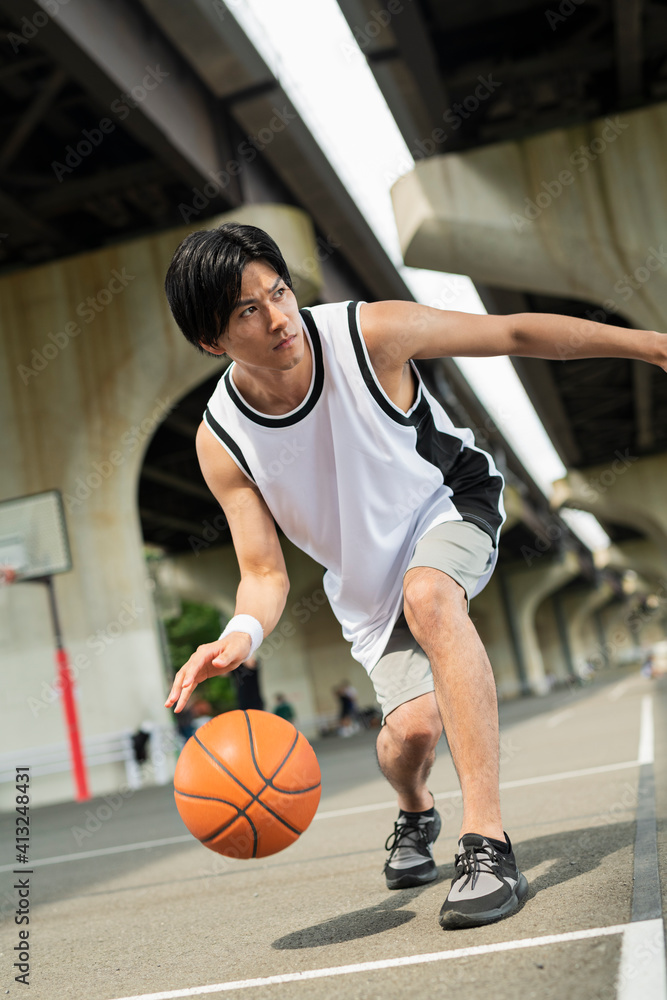 Naklejka premium バスケットボールをする男性