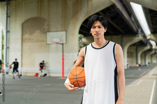 バスケットボールを持つ男性 photo